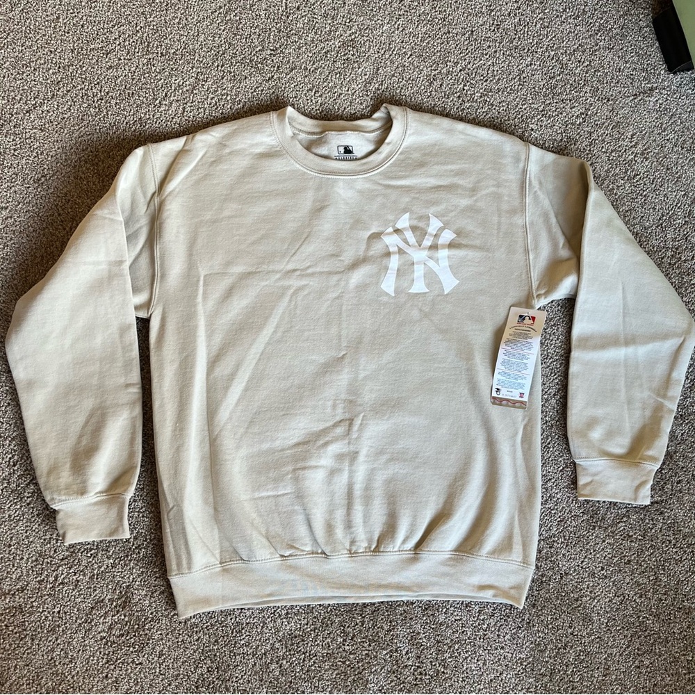 New York Yankees Cream pull over Men’s Medium